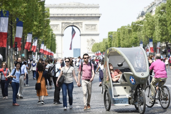 5月8日，巴黎香榭丽舍大街迎来第一个无车日。AFP/Getty Images）