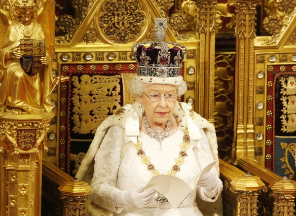 伦敦5月18日，英国女王伊丽莎白二世在上议院国会开幕大典上致辞。（Getty Images)
