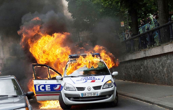 5月18日，一辆警车在巴黎的警察抗议游行时遭到焚烧。（AFP/Getty Images)