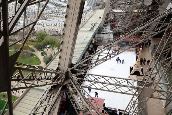 从铁塔上向下俯视（AFP/Getty Image）
