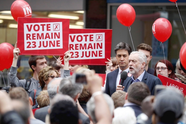 5月27日，工党领袖杰里米•科尔宾（右）和前领导人米利班德（左）到达唐卡斯特，希望说服英国公民留在欧盟。（Getty Images)
