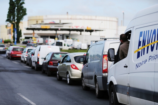 5月23日，法国西北部一家加油站前，等待加油的汽车排成了长队。（AFP/Getty Images)