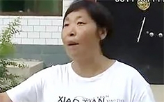 号称“最牛村主任”的孟玲芬(视频截图) 号称“最牛村主任”的孟玲芬(视频截图)