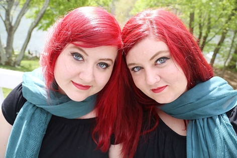 Katie也将头发染成了跟Paula一样的鲜红色，两人简直就是一对双胞胎。（网络图片）