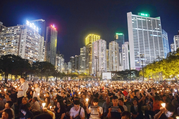 2016年6月4日晚，12.5万香港市民到维多利亚公园悼念六四事件27周年。(Getty Images)