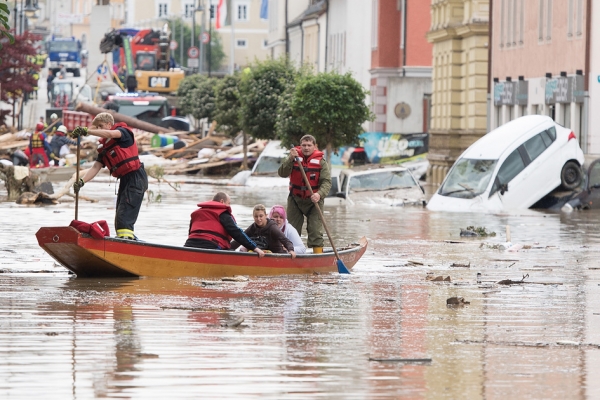 6月2日，德国救援人员在辛姆巴赫（Simbach am Inn）从洪水中救出两名女性。（Getty Images）