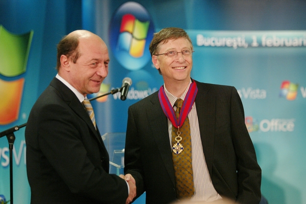 2007年，时任罗马尼亚总统伯塞斯库与比尔•盖茨握手。（AFP/Getty Images）