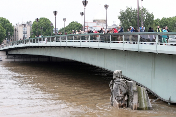 塞纳河阿尔玛桥下的轻步兵雕像（Zouave）一直被当作衡量巴黎塞纳河水位的标志。正常情况雕塑的脚不应该被水淹到。照片摄于2016年6月4日。（AGP/Getty