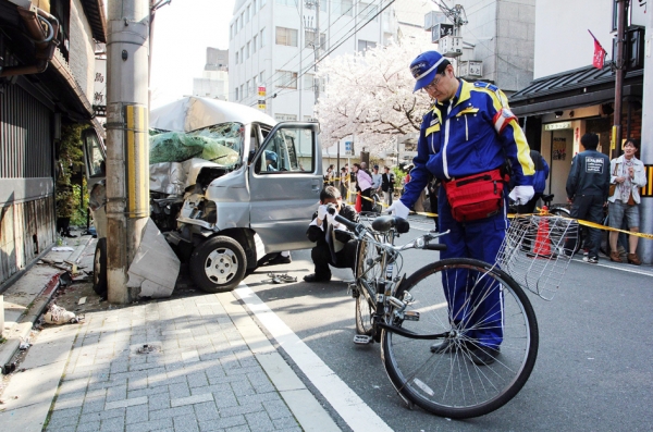 日本警察在处理交通事故。(AFP/Getty Images) 日本警察在处理交通事故。(AFP/Getty Images)