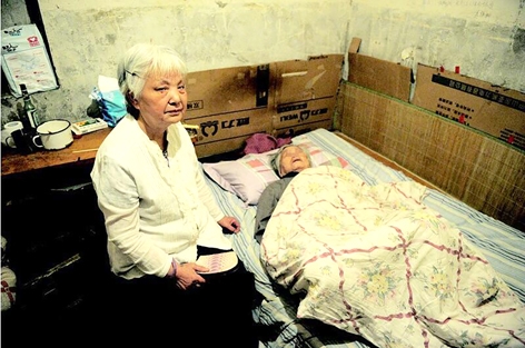 儿子带老母租房留字条消失,房东无奈当保姆。(网络图片) 儿子带老母租房留字条消失,房东无奈当保姆。(网络图片)