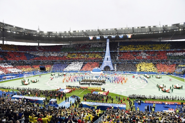 2016年6月10日，欧洲杯首场比赛（法国对罗马尼亚）在法国圣-丹尼市的法兰西体育场举行。（AGP/Getty Images）