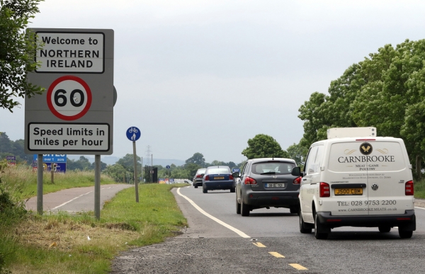 汽车正穿越爱尔兰和北爱尔兰之间的边界。（AFP/Getty Images)