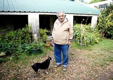 Mujica和他救回的流浪狗。（网络图片）