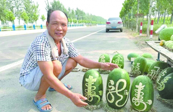 谷心亮展示“书写”字画的西瓜。（网络图片）