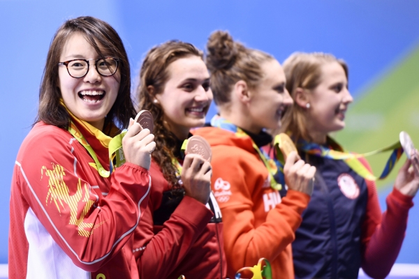 8月9日，傅园慧（左一）在里约奥运女子100米仰泳决赛中获得并列第三名。她开心的笑容再次感染了国人。（Getty Images）