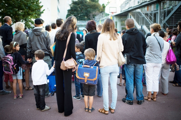 巴黎一所小学内的学生和家长。（AFP/Getty Images）