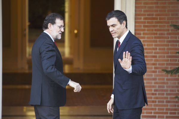 西班牙现代理首相拉霍伊（左）和反对他继续做首相的社工党领袖桑切斯（右）（AFP/Getty Images）
