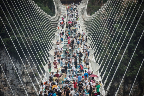 张家界大峡谷玻璃桥试营运仅12日，游人如织。（Getty Images）