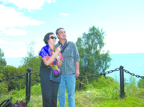 夫妻俩外出旅行享受生活。(网络图片) 夫妻俩外出旅行享受生活。(网络图片)
