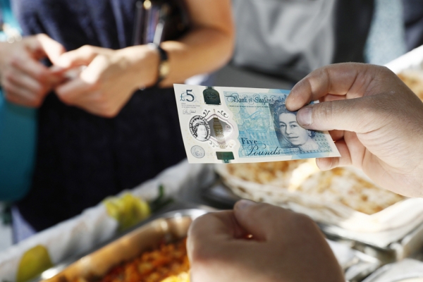 新版五英镑钞票目前已开始在市面上流通。（AFP/Getty Images）