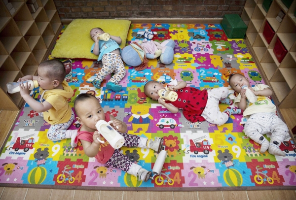 生一个不行，生三个或以上要罚款，所以每对中国夫妻必须生两个？图为北京的一家幼儿园。（Getty Images）