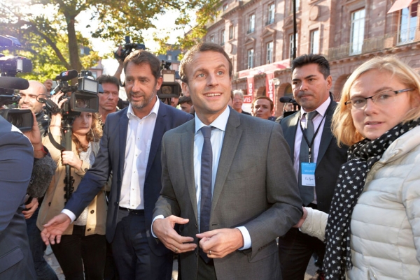 10月4日，前法国经济部长、政治运动“前进！”的创始人马克隆，在斯特拉斯堡主持造势大会前出现在街头。（AFP/Getty Images）