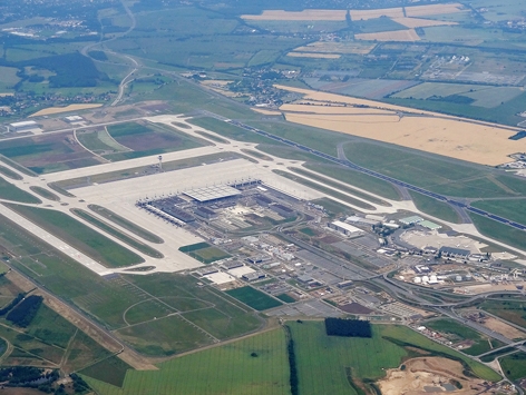 柏林勃兰登堡机场烂尾工程，至今已花费66亿欧元 ，竣工日却遥遥无期。（维基百科）