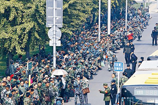 数千退伍军人包围北京八一大楼。（网络图片）