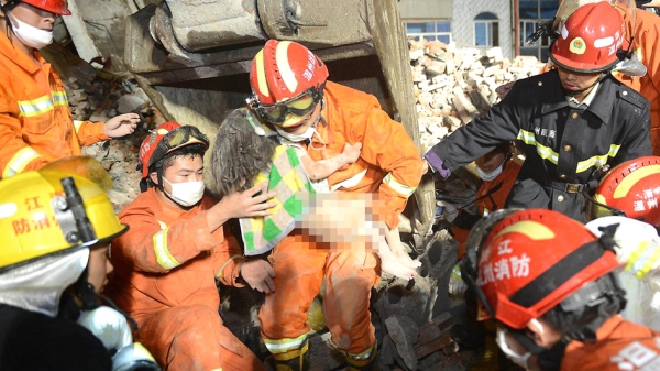 事故现场救出的女孩,抱出时还用力抓住了救援人员。(网络图片) 事故现场救出的女孩,抱出时还用力抓住了救援人员。(网络图片)