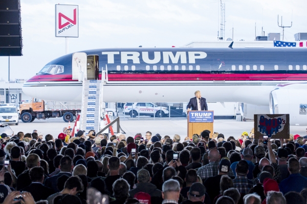 竞选期间，川普在他的专机前，向支持者发表演讲。（Getty Images）