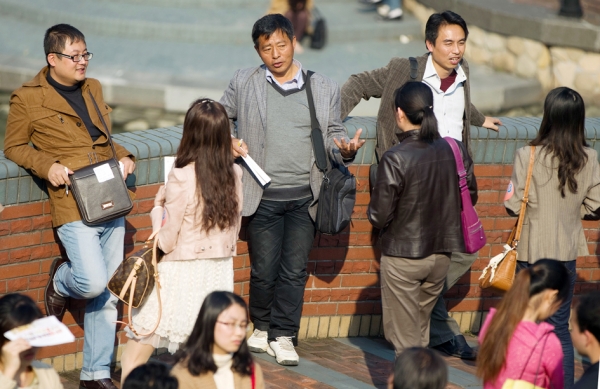 在上海举行的一次单身男女相亲会上，单身男女在交谈。（Getty Images）