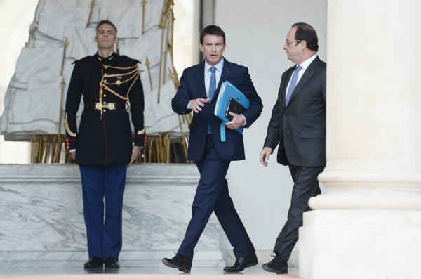 法国总理瓦尔斯（中）与法国总统奥朗德（右）（AFP/Getty Images）