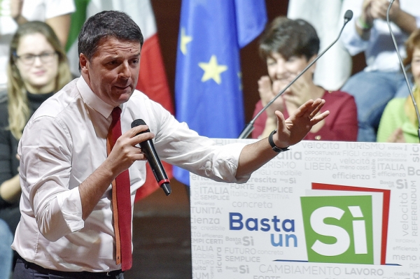 2016年11月26日，意大利总理伦齐在“Basta un Si”集会上对支持者发表演讲，要求对即将举行的宪法改革公民投票表决进行“是”投票。（AFP/Gett