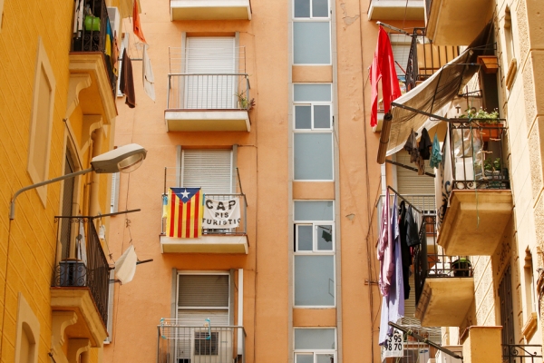 西班牙一居民的阳台上挂着“不要游客”的横幅。（AFP/Getty Images）