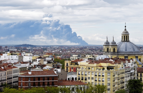 马德里大区Sesena附近排放的浓烟 (AFP/Getty Images)