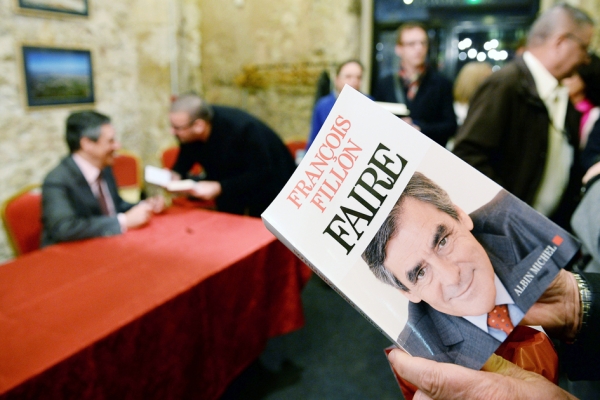 2016年3月10日菲永在马赛为自己所著《行动》一书举行签名活动。(AFP/Getty Image)