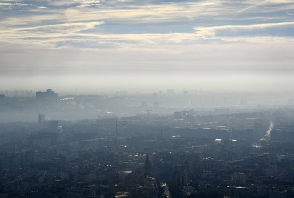 12月9日，法国首都巴黎污染严重的天空。（AFP/Getty Images）