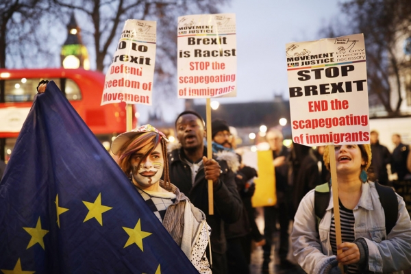 英国伦敦12月8日，亲欧盟示威者在最高法院外抗议。（Getty Images)
