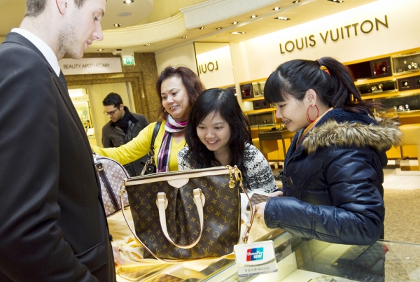 大陆游客使用银联卡在海外奢侈店消费。(Getty Images)