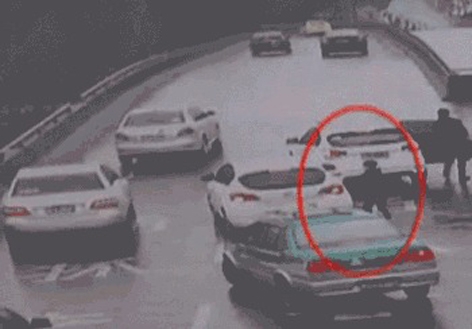 男孩似乎想要拉后车门把手,并拍打车门。 男孩似乎想要拉后车门把手,并拍打车门。