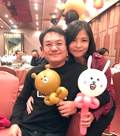 多年前林晓芬得了急病,经输血急救挽回一命,后来得知捐血者竟是男友连志成。(中央社图片) 多年前林晓芬得了急病,经输血急救挽回一命,后来得知捐血者竟是男友连志成。(中央社图片)