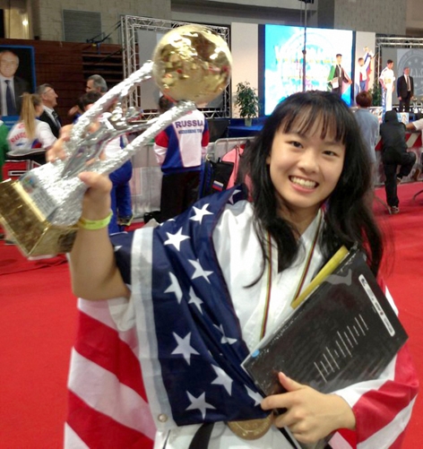 2014年世界青年拳击和空手道锦标赛,华裔女孩田妤倩赢得武器金牌和拳术银牌。(网络图片) 2014年世界青年拳击和空手道锦标赛,华裔女孩田妤倩赢得武器金牌和拳术银牌。(网络图片)