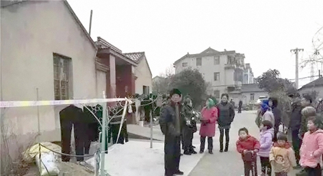 与朱水根同村的村民指责朱水根的儿子沉迷赌博并欠下大笔赌债。(视频截图) 与朱水根同村的村民指责朱水根的儿子沉迷赌博并欠下大笔赌债。(视频截图)