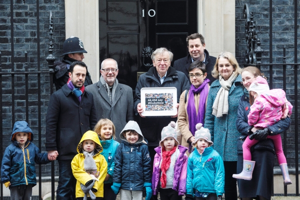 2017年2月11日英国伦敦唐宁街10号，在一群儿童、当地政要和信仰领袖的支持下，杜布斯勋爵（中）递交了一份近5万人签署的请愿书，呼吁政府重新考虑结束“Dubs