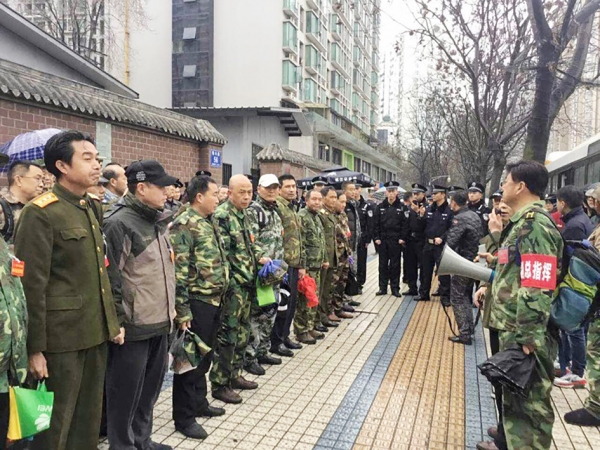 22日，上万名退伍老兵，冲破地方官员阻挠聚集北京，在中纪委大楼前集会请愿。（网络图片） 
