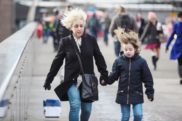 2017年2月23日伦敦，一名妇女和孩子在风中穿过伦敦桥。（Getty Images）