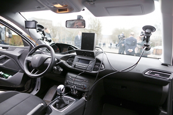 2月24日，在Evreux展示的移动雷达测速车。 (AFP/Getty Images)