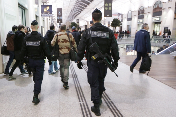 在巴黎一火车站巡逻的宪兵 (AFP/Getty Images)