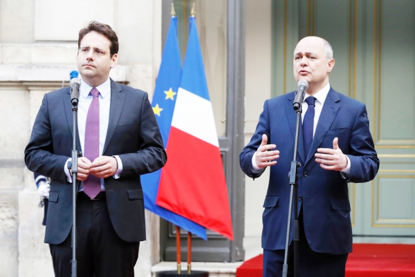 新任内政部长菲克尔（左）与勒鲁（右）在法国内政部部长职位交接仪式上。（AFP/Getty Images）