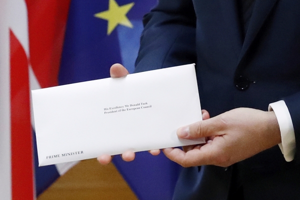 欧洲理事会主席图斯克3月29日在布鲁塞尔接收了英国驻欧盟大使递交的《里斯本条约》第50条信函，英国正式启动了离开欧盟的进程。（AFP/Getty Images）